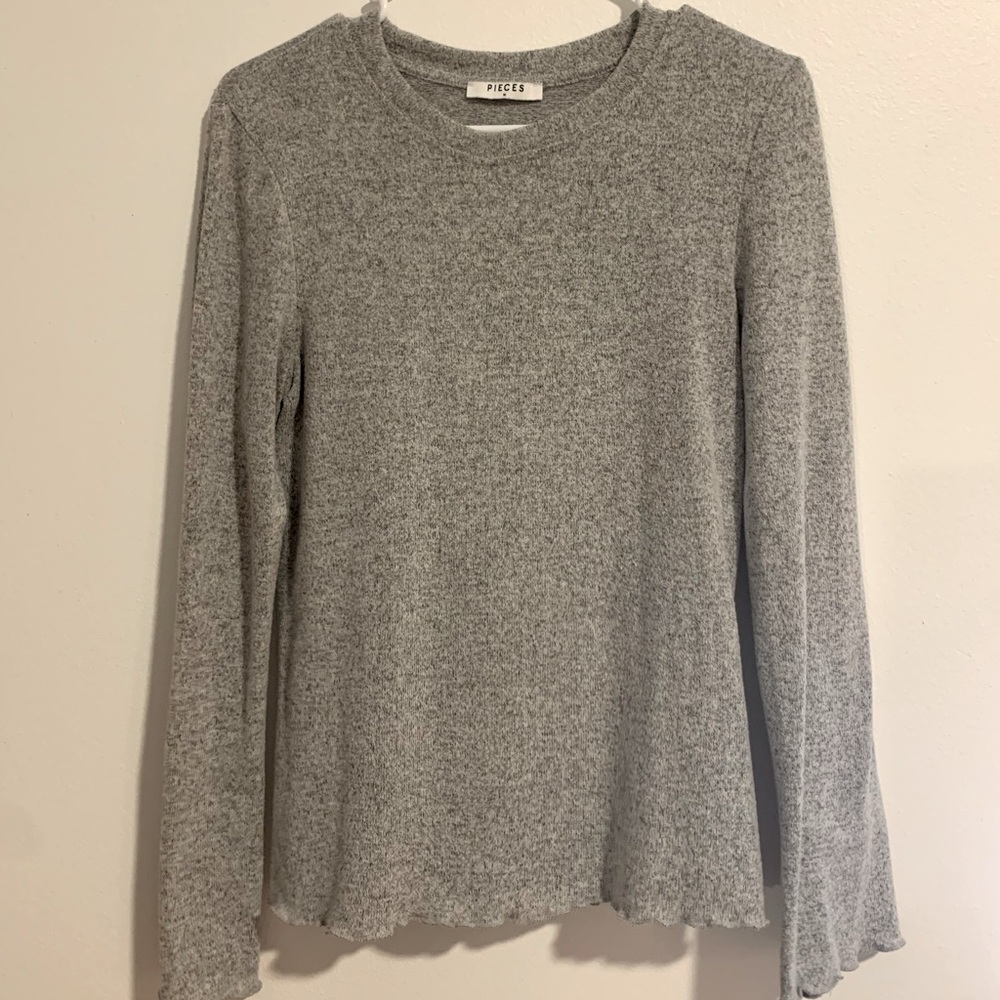 Pieces light-weight sweater with ruffled sleeves and neckline
